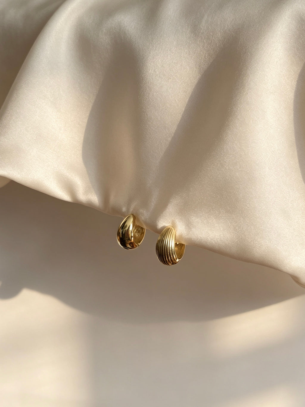 Dual-Wear Ribbed Huggie Hoop Earrings