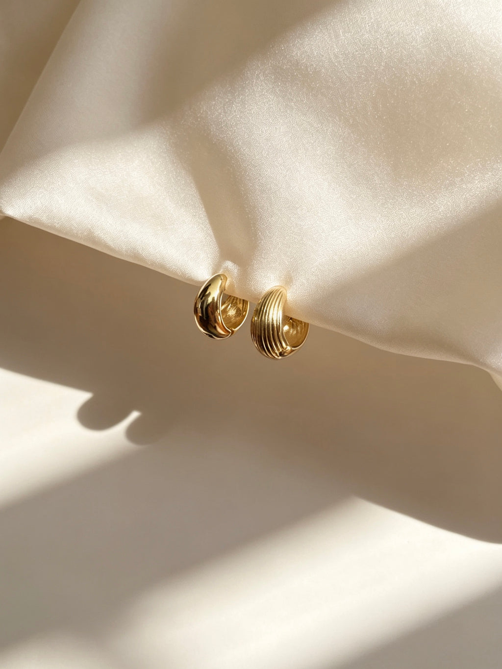 Dual-Wear Ribbed Huggie Hoop Earrings